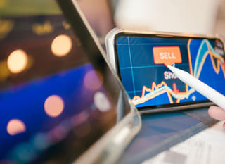 Analytik zkoumající příležitosti na trzích Bitcoinu, Etherea a forexu